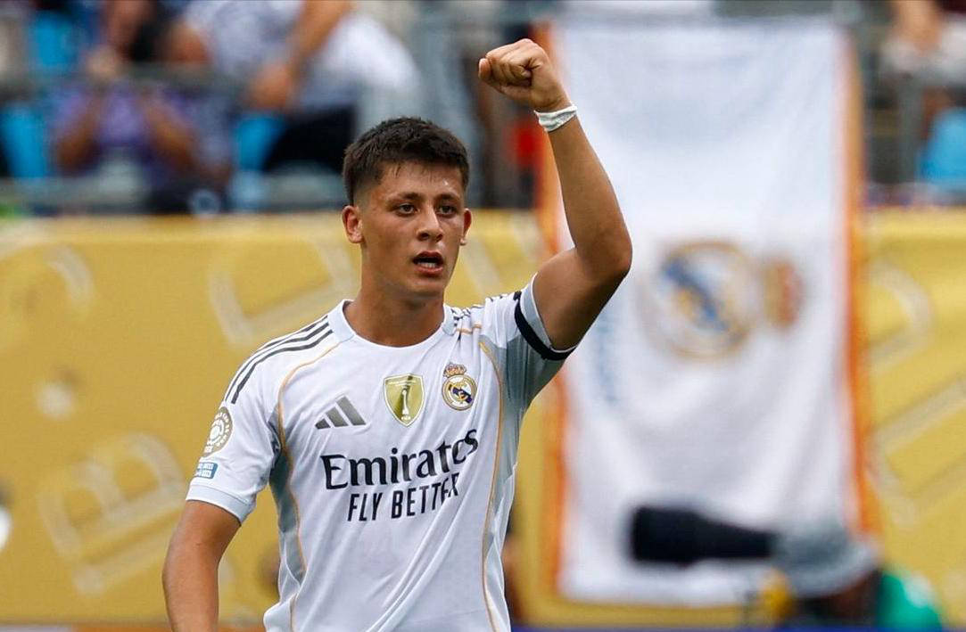 皇马客场逆转胜,球迷欢呼不已 皇马客场逆转胜,球迷欢呼不已