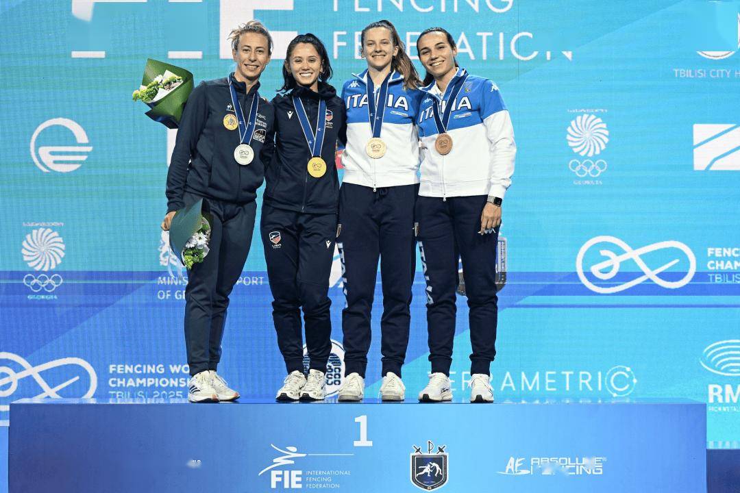 法国运动员在击剑比赛中夺冠