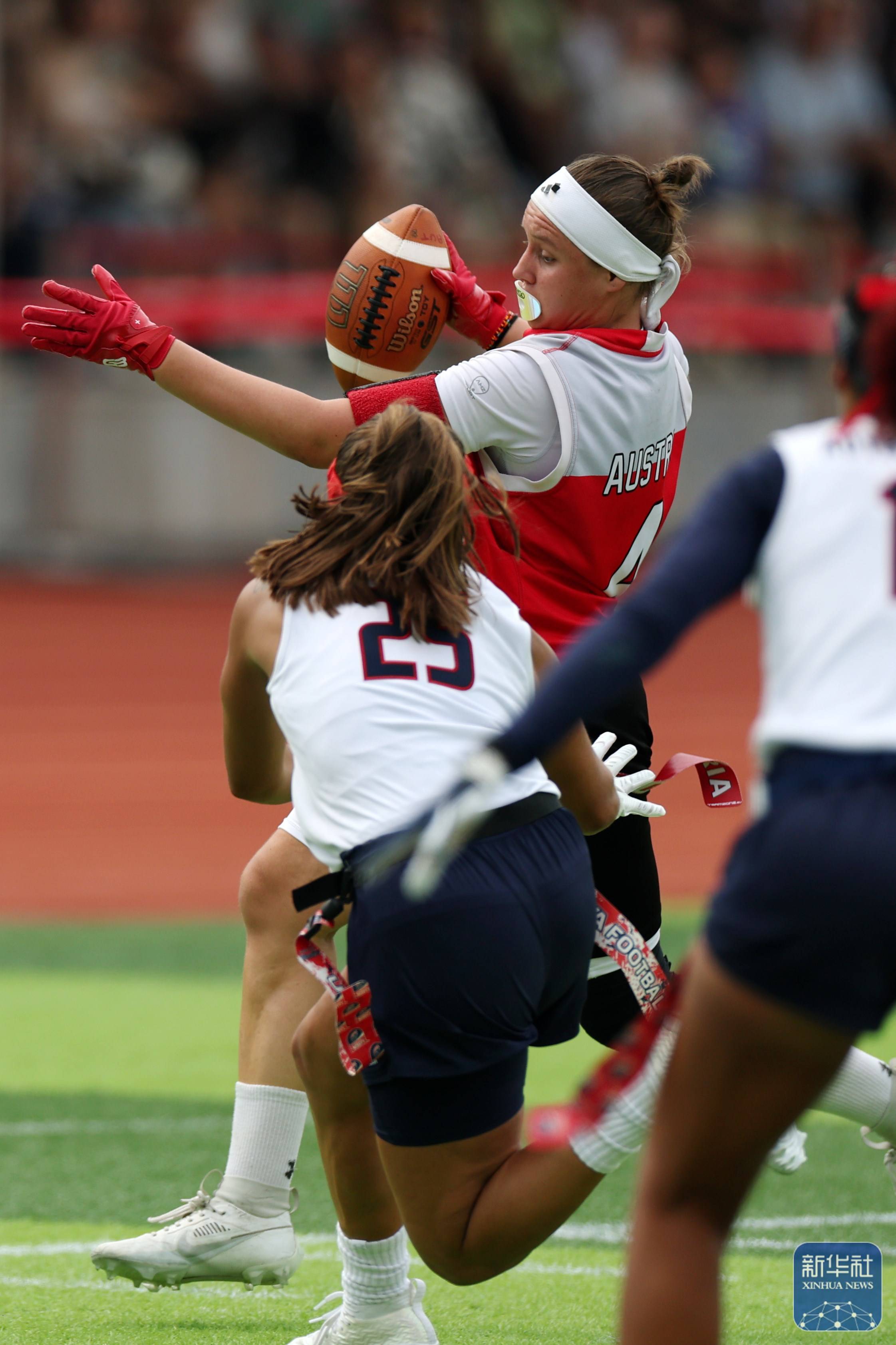 橄榄球赛场上的激烈角逐：美国队胜出